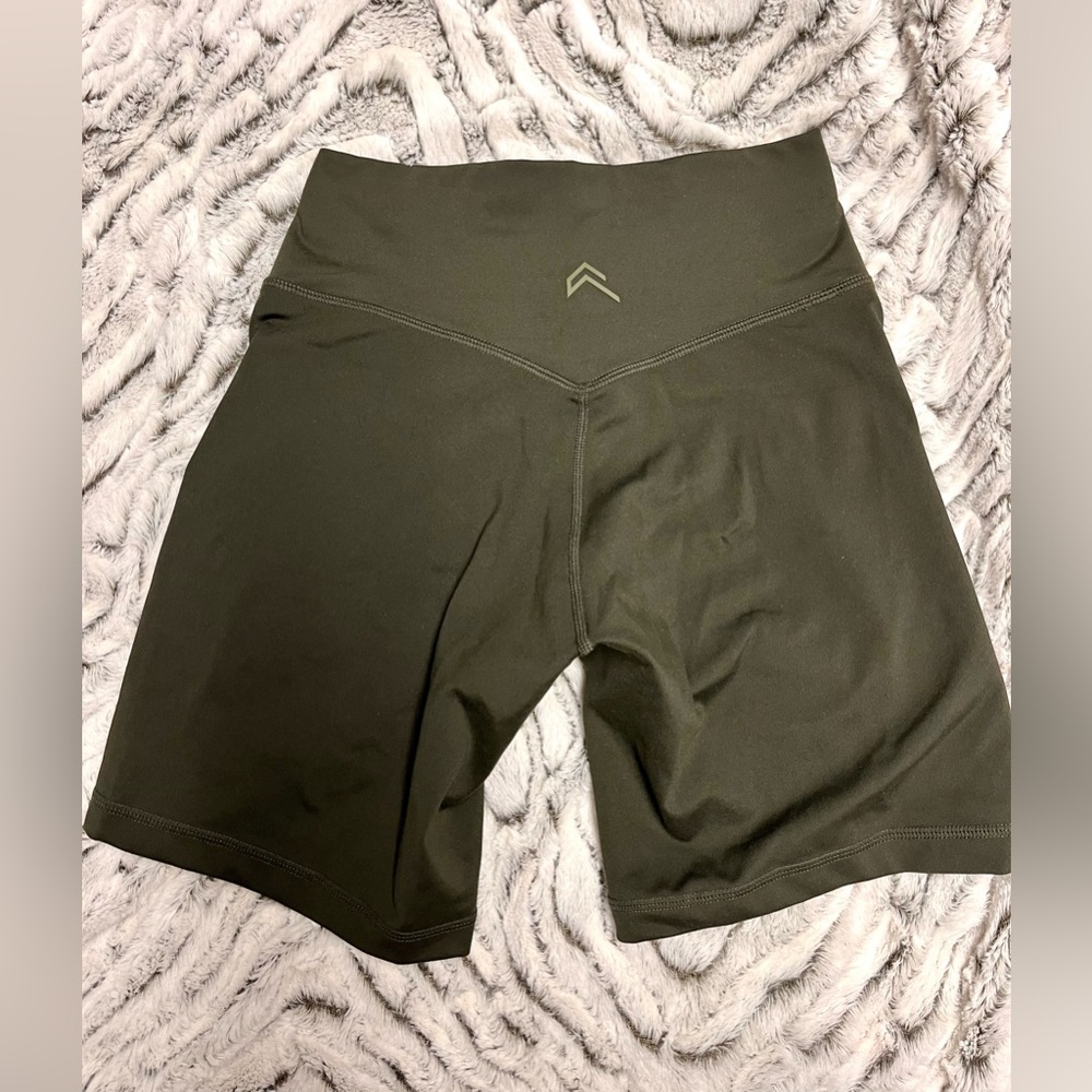 TIMELESS KHAKI HIGH WAISTED SHORTS (M)